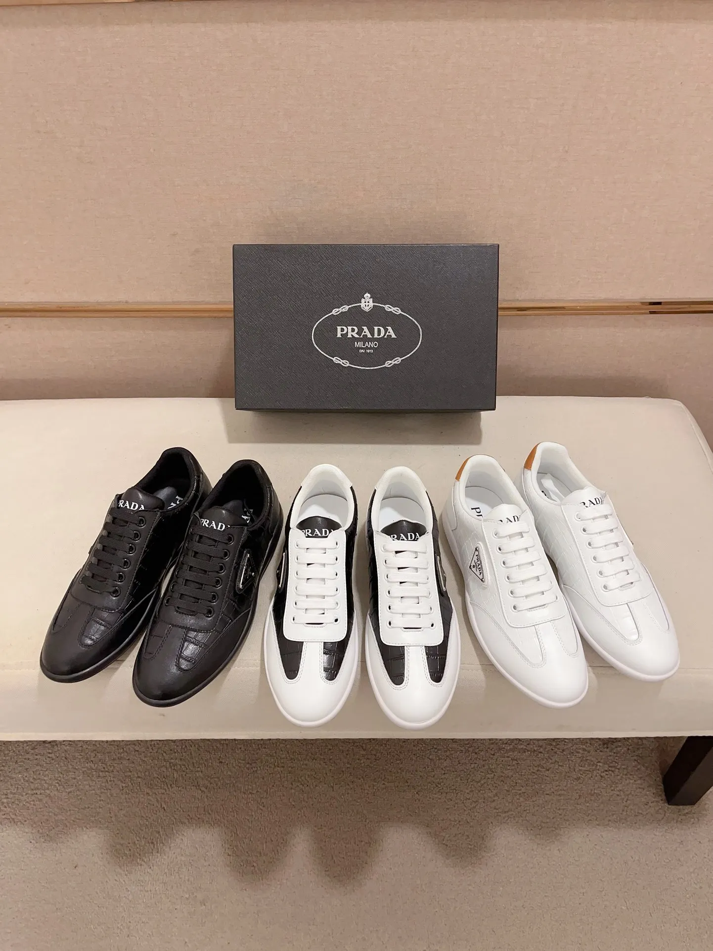 Factory price 420💰 ✔️✔️✔️The new PRADA (Prada) counters are launched simultaneously. The new men's shoes and 😘fabrics are made of selected first-layer cowhide ➕ breathable mesh technology. Lining: Full sheepskin lining. 👍🏿 High-end ☄️ air-cushion molded anti-slip rubber outsole, exquisite lines, simple and elegant, comfortable and high-end for leisure travel. Code number: 38 to 44 (45 can be customized)